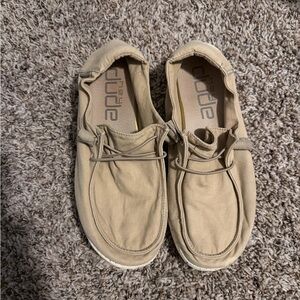 Women’s sz 9 Hey Dude Shoes